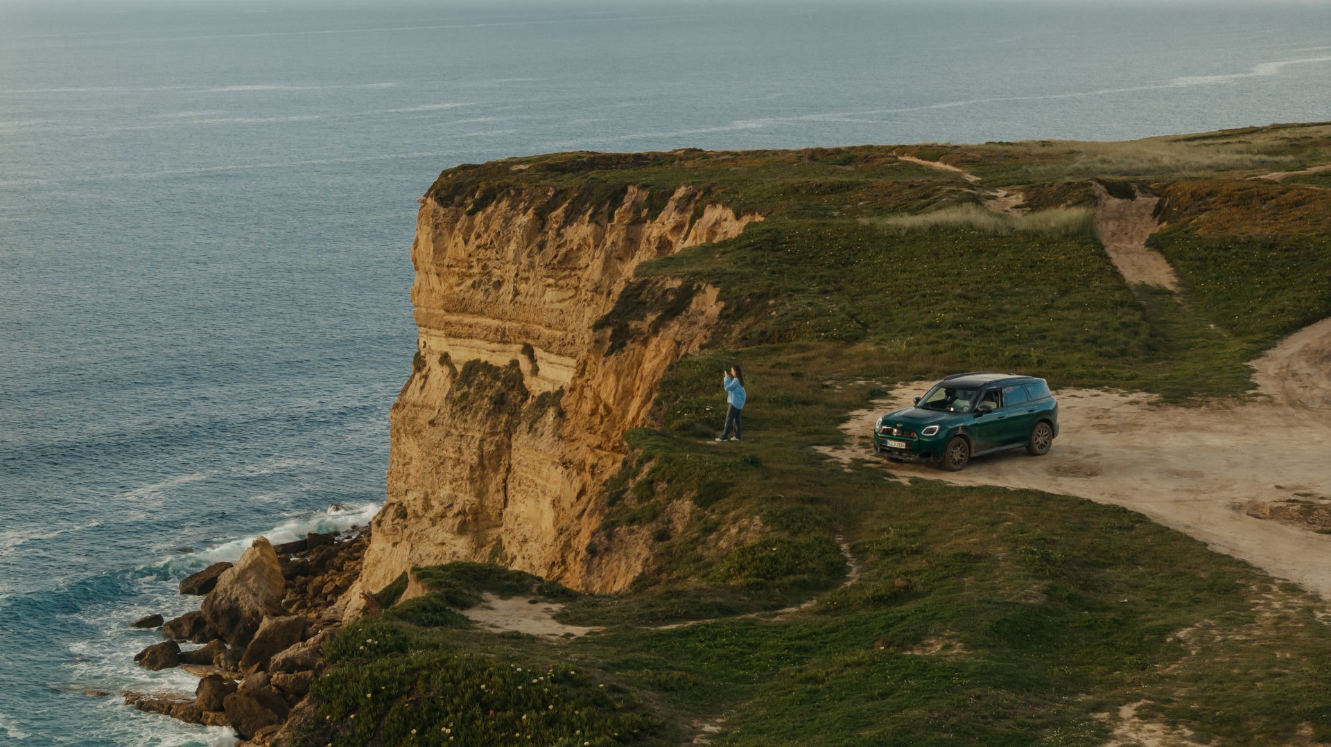 Cinematische Landschaftsaufnahme. Im Zentrum der MINI Countryman.
